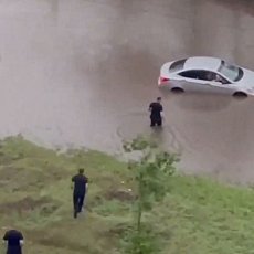 Семьи с детьми не могли выбраться из автомобилей. Кадры потопа, который обрушился на Оренбург после ливня