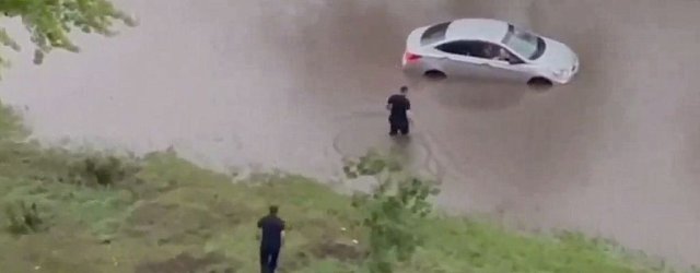 Семьи с детьми не могли выбраться из автомобилей. Кадры потопа, который обрушился на Оренбург после ливня