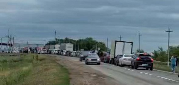 На границе России и Казахстана в Оренбургской области огромные очереди 