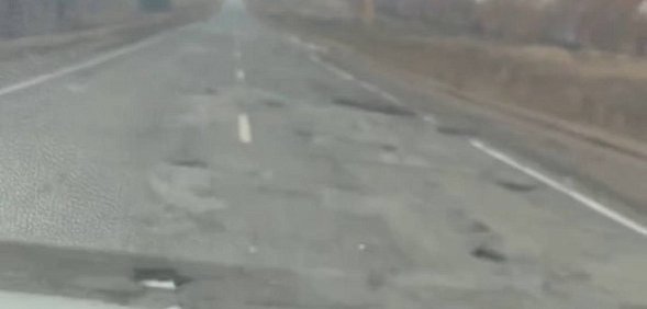 В Переволоцком районе после ремонта дороги водители продолжают лавировать между ямами