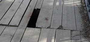 В Орске мост через реку Елшанка опасен для пешеходов