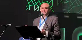Евгений Солнцев выступает с приветственным словом на «Евразия Global».  Стоп кадр из видео правительства 