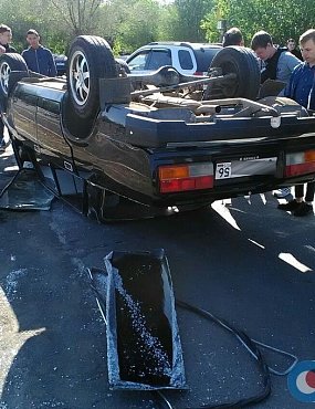 В центре Орска ВАЗ перевернулся после столкновения с Kia