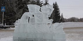 В центре Орска начали устанавливать и вырезать ледяные фигуры