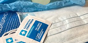 🧤В общественных местах Оренбургской области теперь не нужно надевать перчатки. Но носить маску все еще обязательно 