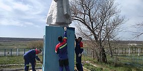 Энергетики благоустроили памятник в селе Камейкино Гайского района