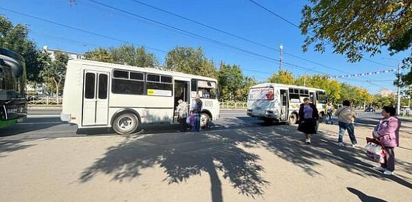 Пассажиры на остановке 