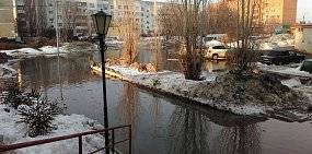 «Хватит ныть...тащи лодку!»: В Оренбурге двор затопило водой