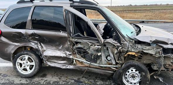 Врезался в машину, стоявшую после ДТП: Два человека пострадали в аварии трассе недалеко от Соль-Илецка