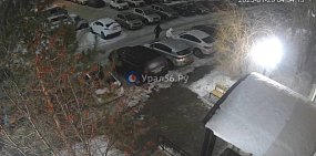 Стоп-кадр с камер видео-наблюдения, как два парня поджигают машину 