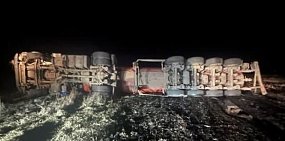 Опрокинутый нефтевоз. Фото: МЧС России по Оренбургской области