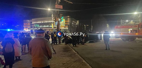 В Оренбурге у СКК «Оренбуржье» столкнулись три автомобиля: одна машина перевернулась, есть пострадавшие