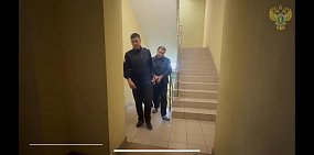 Агрессивного мужчину с бородой, который напал на двоих людей в Оренбурге, отправили в СИЗО