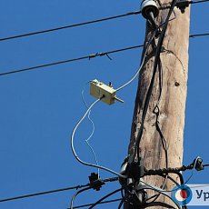 Передающее устройство электросчетчика, расположенного на верхушке столба. Поселок совхоза Строитель