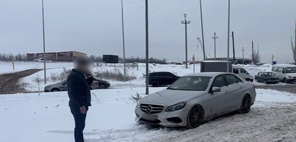 Молодой человек рядом с машиной, на которой был устроен дрифт. Фото УМВД по региону 