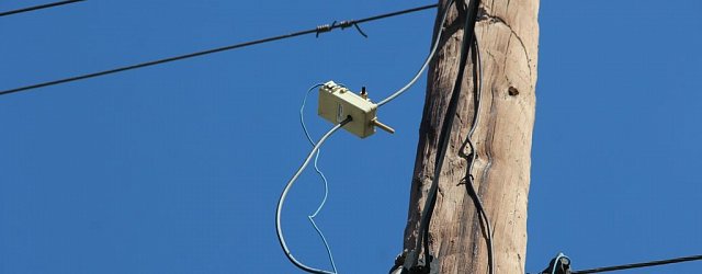 Передающее устройство электросчетчика, расположенного на верхушке столба. Поселок совхоза Строитель