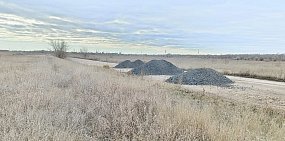 Кучи асфальтового среза на проезжей части к дачному массиву «Гребени‑1»,фото: Галина Мартынова