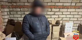 Подозреваемый в незаконном производстве и сбыте алкогольной и табачной продукции при задержании в Бузулке. Скриншот из видео МВД Медиа