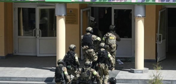 После трагедии в Казани в школах Оренбургской области пройдут инструктажи с детьми и педагогами. Родителей в здания не пускают с начала пандемии