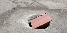 Открытый колодец на улице Братьев Башиловых, фото: тг-чат Евгения Солнцева