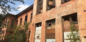 В Новотроицке два бывших детских сада разрушаются, обрастая деревьями и горами мусора