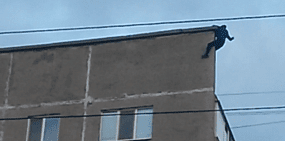 На улице Стартовой в Орске парень стоял на краю крыши 9-этажного дома