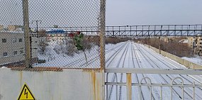 В Медногорске на ж/д станции появились цветы в память о 17-летнем Саше, который умер от сильнейших ожогов после удара током 