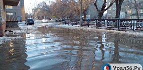 Лужа возле медучреждения на улице Станиславского, 1А