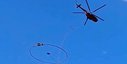 Вертолет в небе над Кувандыком. Стоп-кадр из видео