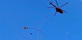 Вертолет в небе над Кувандыком. Стоп-кадр из видео