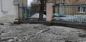 Мусор около входных колонн в парк Строителей Орска убрали