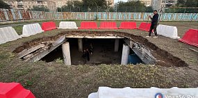 В школе Орска обвалилось футбольное поле. Детей на стадионе не было
