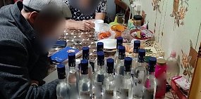 Изъятие суррогатного алкоголя. Фото: пресс-служба УМВД РФ по Оренбургской области (архив)