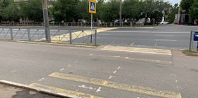 На улице Терешковой в Оренбурге «зебра» упирается в ограждение