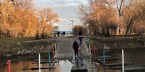 В Орске подтопило мост в парке Строителей (видео)