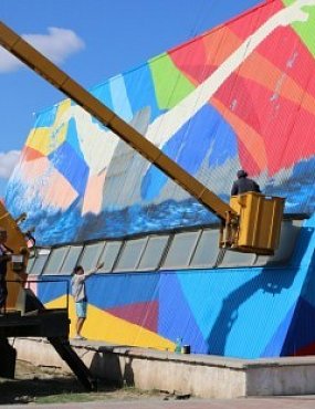Обратная сторона «Надежды»: Орским пловцам негде заниматься, но на здании школы рисуют граффити