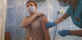 Медработникам будут выплачивать 200 рублей за каждого привитого от Covid-19 человека. Но эту сумму разделят на всех