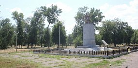 Ретро56: братская могила красногвардейцев в центре Оренбурга