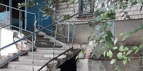 Разрушенные ступени и зияющие дыры: Общежитие на улице Просвещения в Орске находится в плачевном состоянии