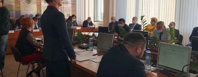 Вячеслав Ращупкин провел очередное заседание Орского горсовета сегодня стоя