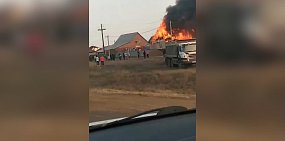 В селе Каменноозерное Оренбургской области потушили нежилой дом (видео)