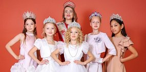 Участницы конкурса и организатор