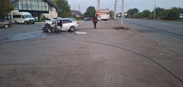 Машина покорежена, водитель в больнице: Утро в Оренбурге началось с ДТП