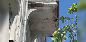 В Оренбурге во время праздничных гуляний на улице Советской обрушился балкон (видео)