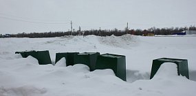 В Саракташе жители переворачивают мусорные баки в знак протеста