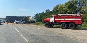 На трассе Оренбург – Казань грузовик врезался во встречную Lada Kalina. На дорогу разлилось топливо