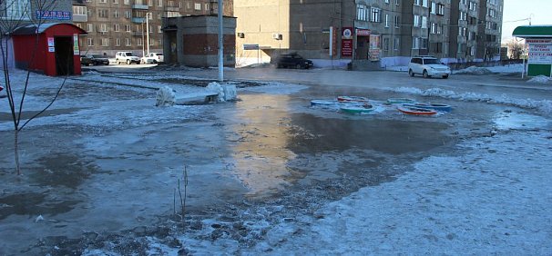  В Орске улицу Ялтинскую заливает питьевой водой