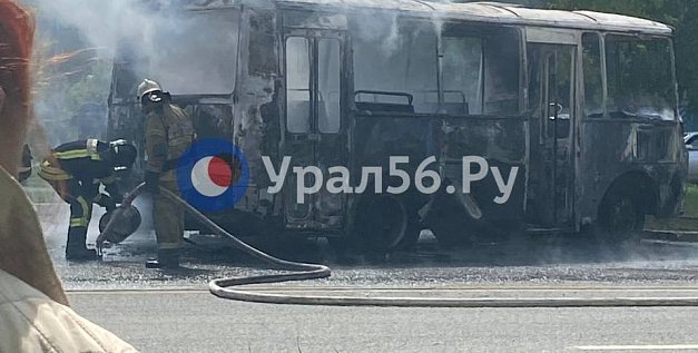 В Оренбурге загорелся пассажирский автобус. ПАЗ выгорел практически полностью (видео)