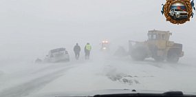 Сотрудники помогают выбраться из снежного плена. Фото пресс службы 