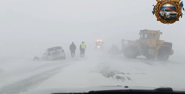 Сотрудники помогают выбраться из снежного плена. Фото пресс службы 
